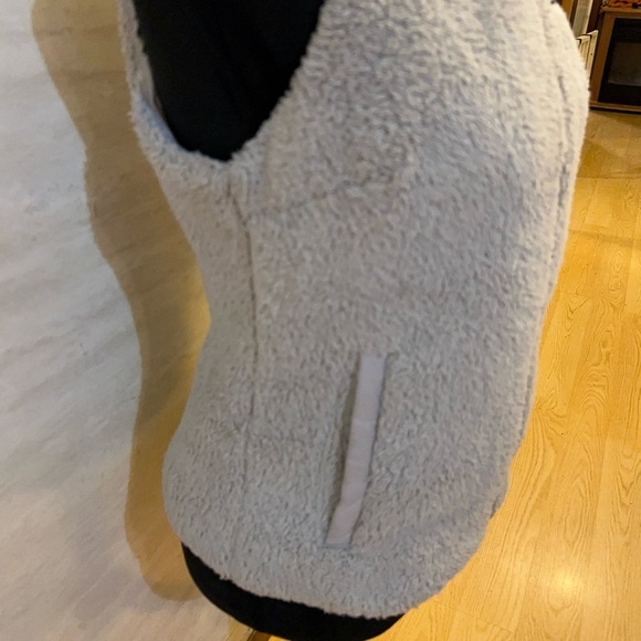 Patagonia Los Gatos Fleece Vest. - Picture 5 of 10